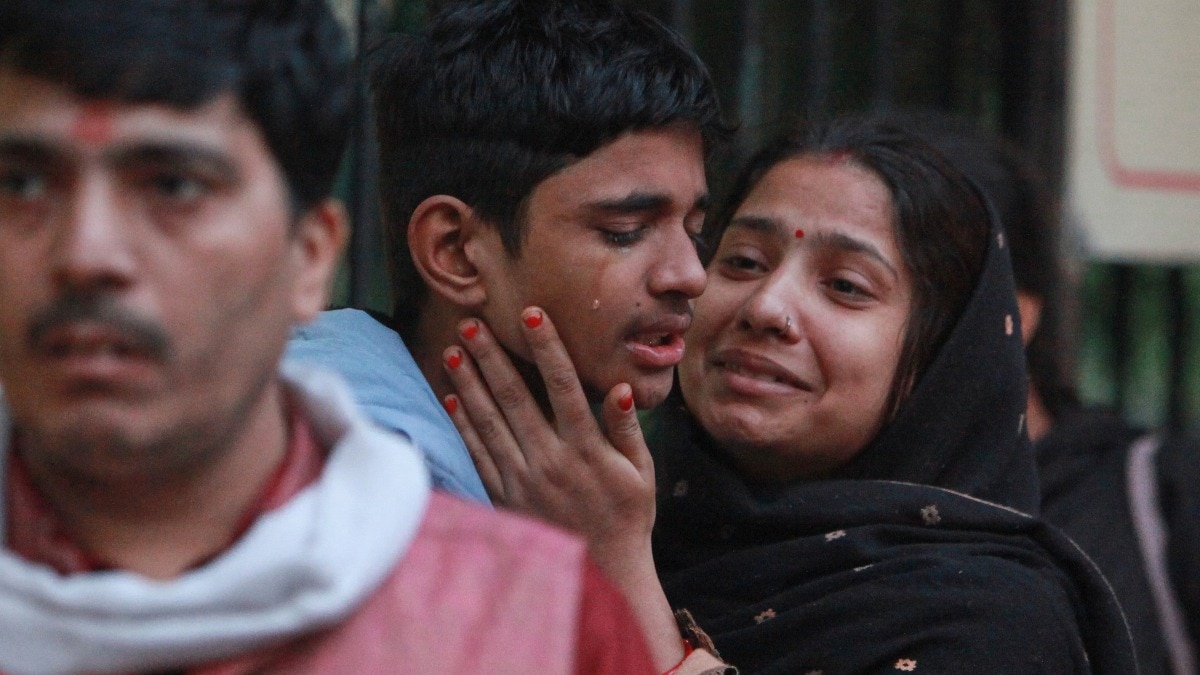 आंखों में आंसू, बेसहारा परिवार और छूटा अपनों का साथ... दिल्ली ब्लास्ट में बिखर गए कई घरों के सपने