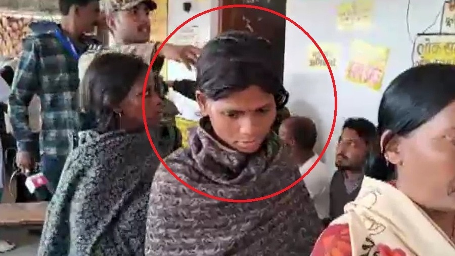 डिलीवरी के बाद एंबुलेंस से पोलिंग वूथ पहुंच गई महिला, किया मतदान- VIDEO