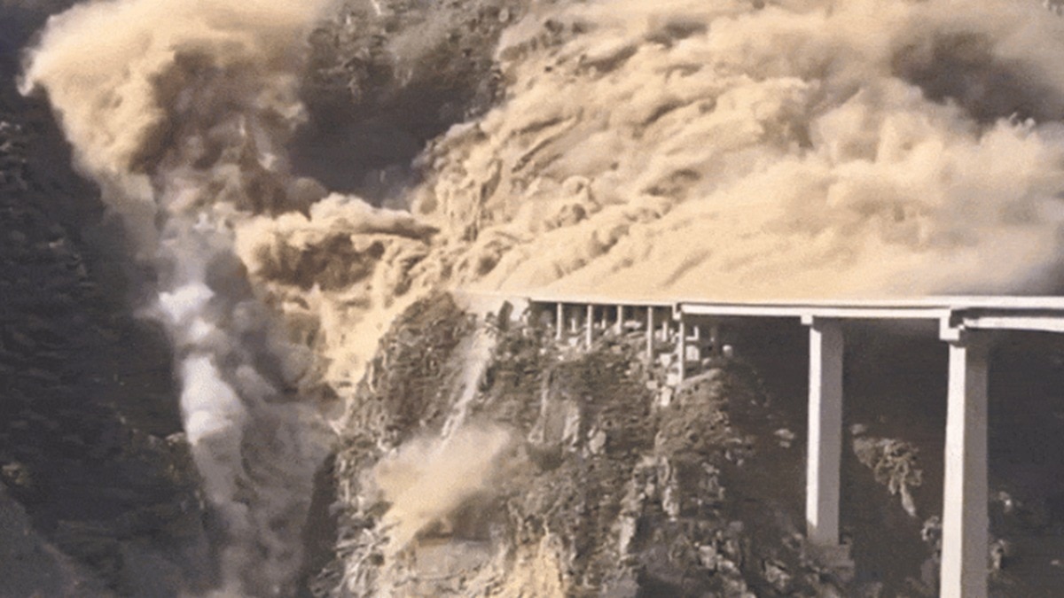 लैंडस्लाड में ताश के पत्तों की तरह ढहा चीन का होंगकी ब्रिज, कुछ महीने पहले ही हुआ था उद्घाटन- VIDEO