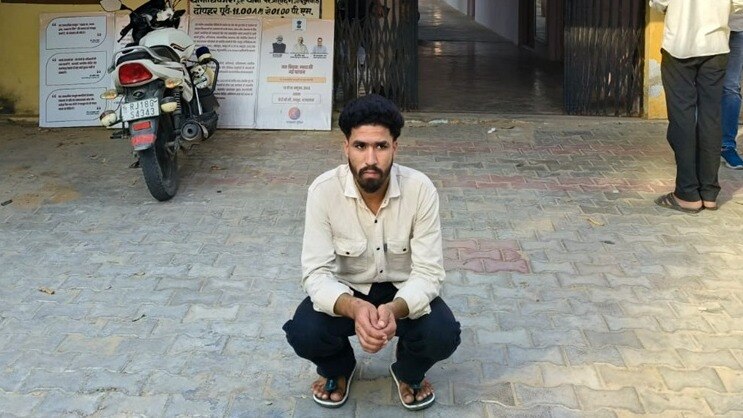 पुलिस गिरफ्त में युवक. (Photo: Himanshu Sharma/ITG)