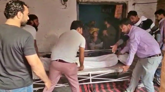 मेरठ के मोहसिन के शव को लेकर परिवार में विवाद (Photo- Screengrab)