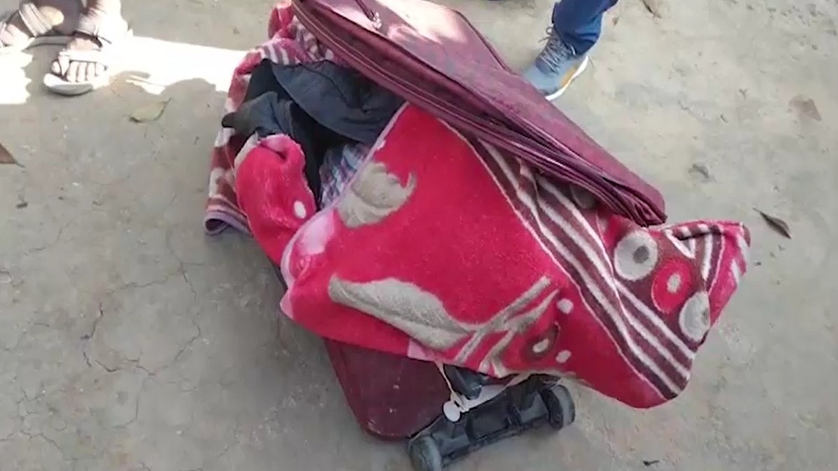 पति की हत्या के बाद शव सूटकेस में रख फरार हुई पत्नी. (Photo: Screengrab)