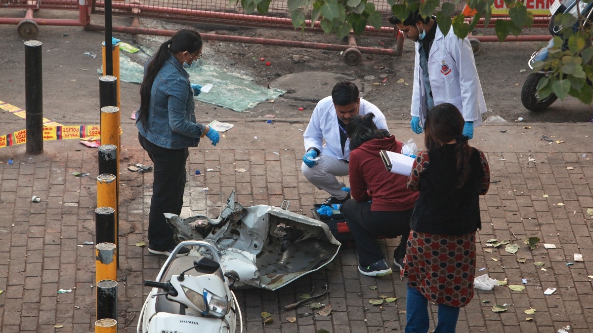 जिंदा कारतूस, गोला-बारूद और दो किस्म के विस्फोटक... दिल्ली ब्लास्ट में घटनास्थल से अबतक बरामद हुए 40 सबूत