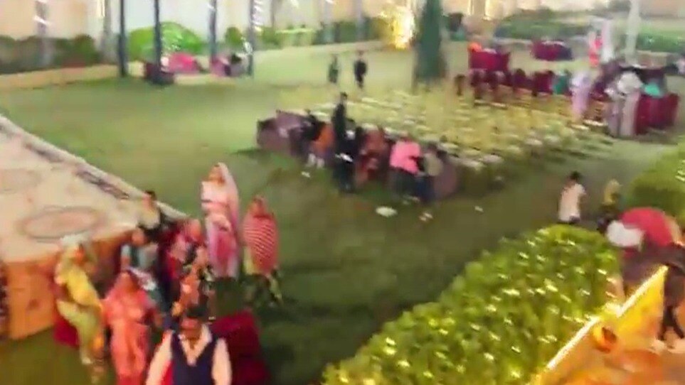 स्टेज पर दूल्हे पर चाकू से किया गया हमला. (Photo: Screengrab)