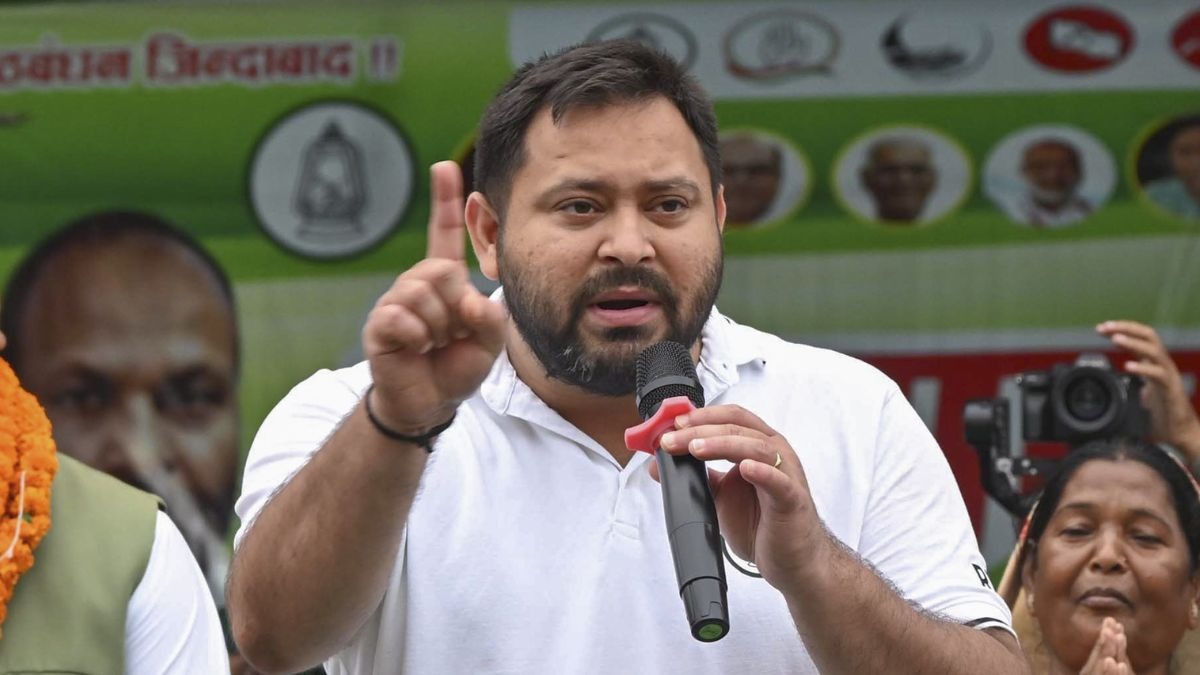 tejashwi yadav mic finger
