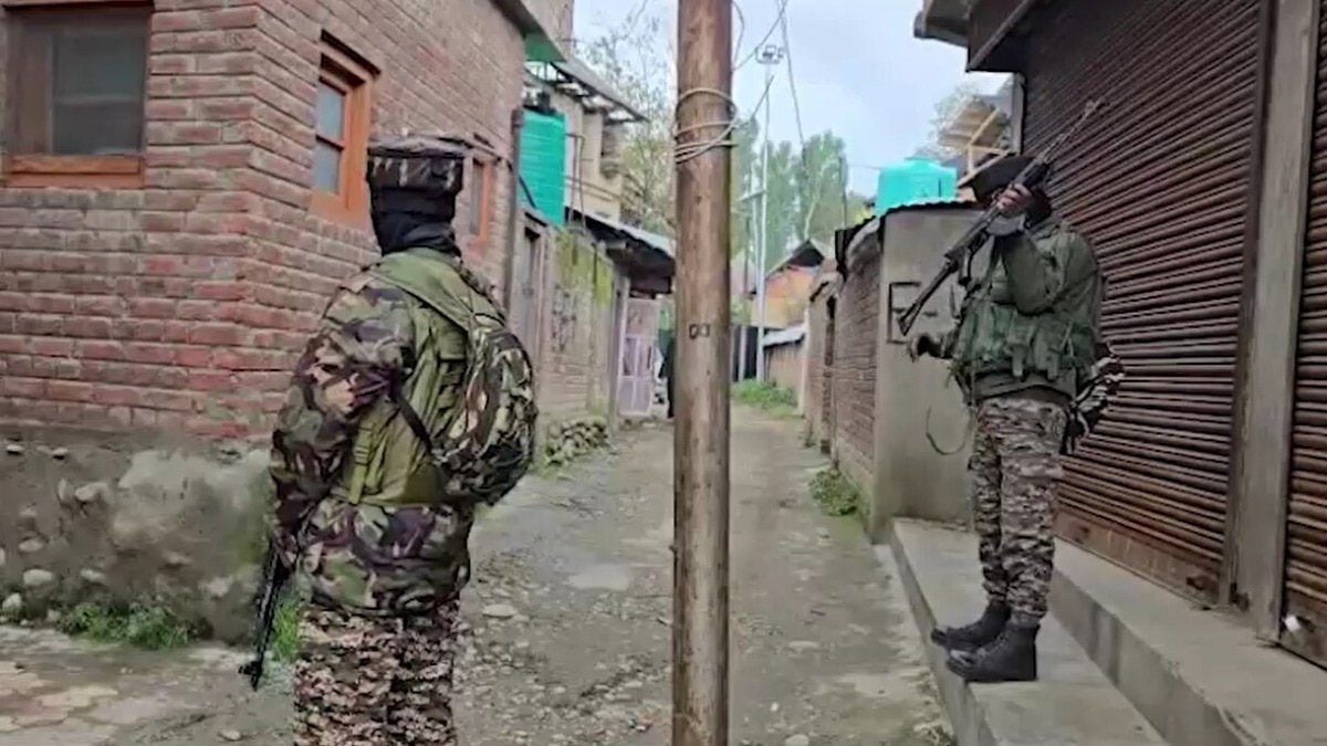 JK: जमात-ए-इस्लामी से जुड़े ठिकानों पर पुलिस की बड़ी कार्रवाई, अनंतनाग में आपत्तिजनक दस्तावेज और डिजिटल सामग्री बरामद