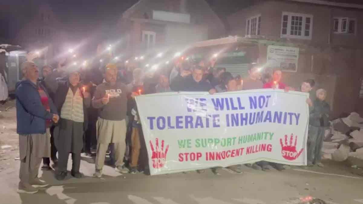 कश्मीर में दिल्ली ब्लास्ट को लेकर लोगों ने निकाला कैंडल मार्च (Photo: Ashraf Wani/ITG) 