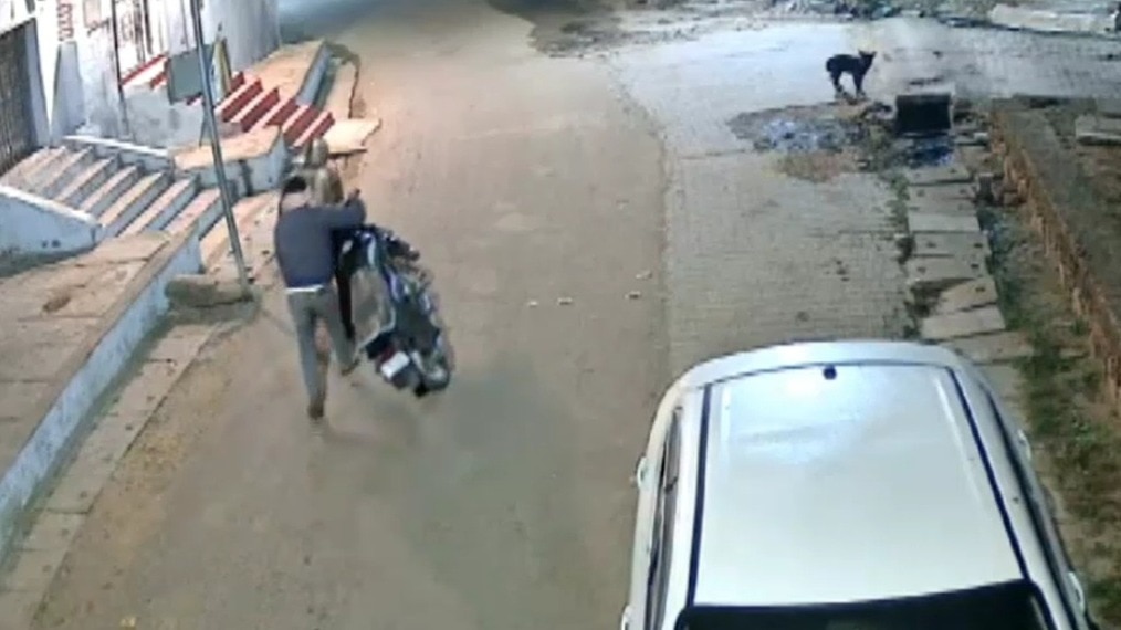 झांसी में बाइक की अनोखी चोरी. (Photo: Screengrab)
