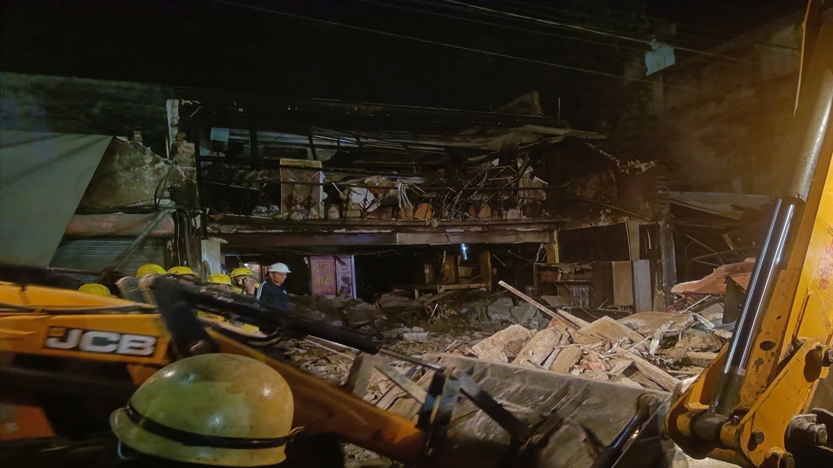 Restaurant roof collapsed