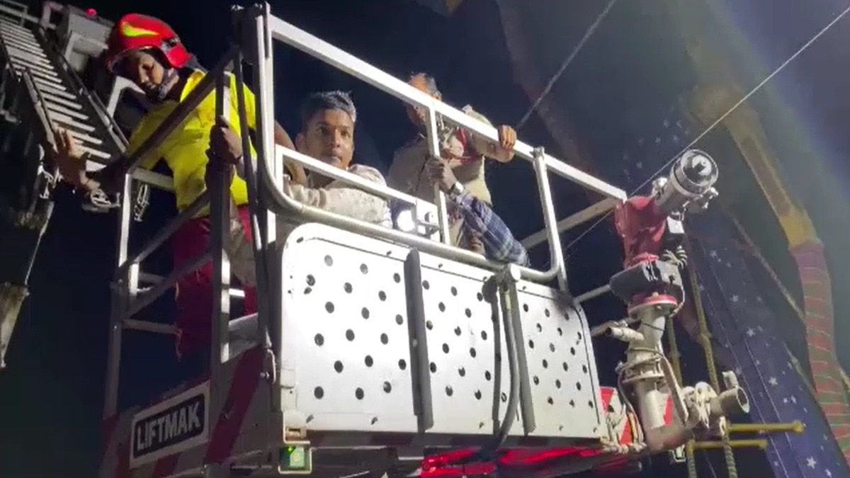 झूले में 30 फीट की ऊंचाई पर फंसे लोग. (Photo: Screengrab)