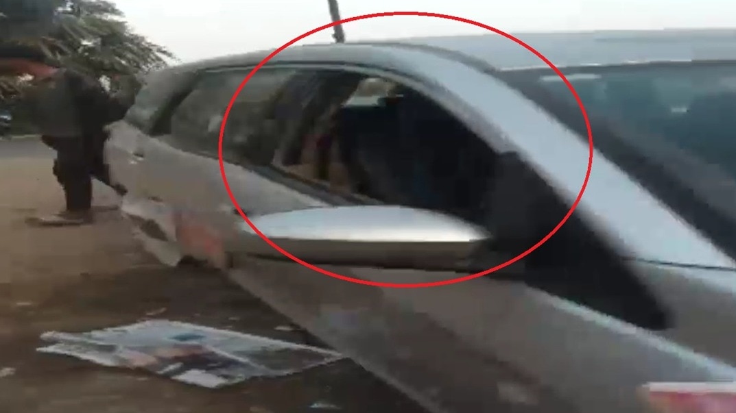 पत्नी ने तोड़ डाली पति की कार. (Photo: Screengrab)