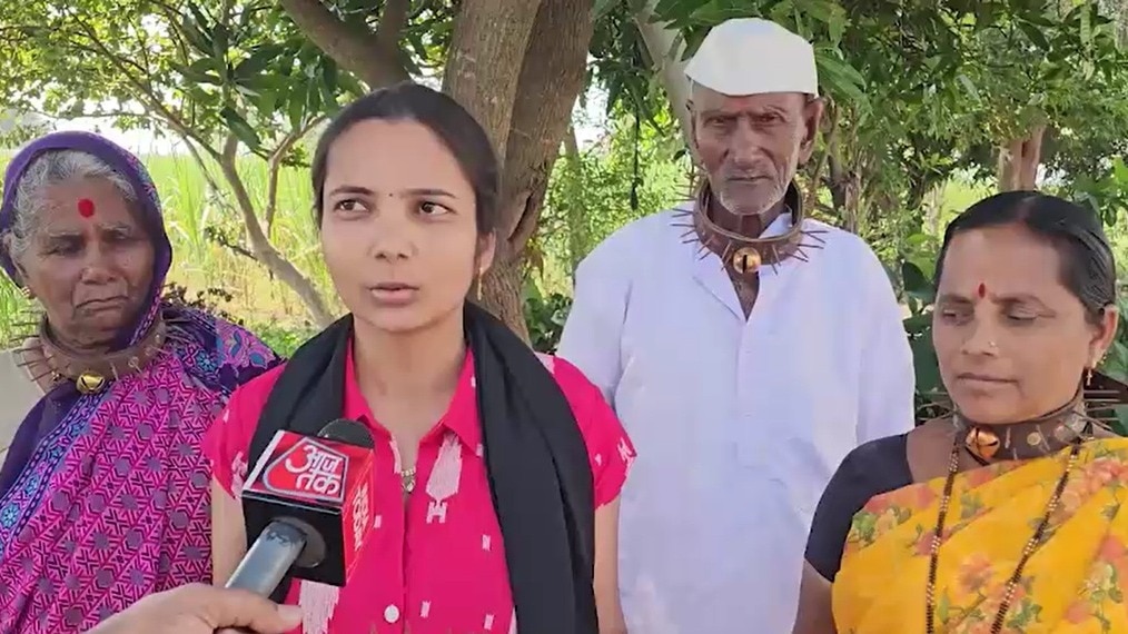 तेंदुए के हमले से बचने के लिए गले में नुकीला पट्टी पहने लोग. (Photo: Screengrab)