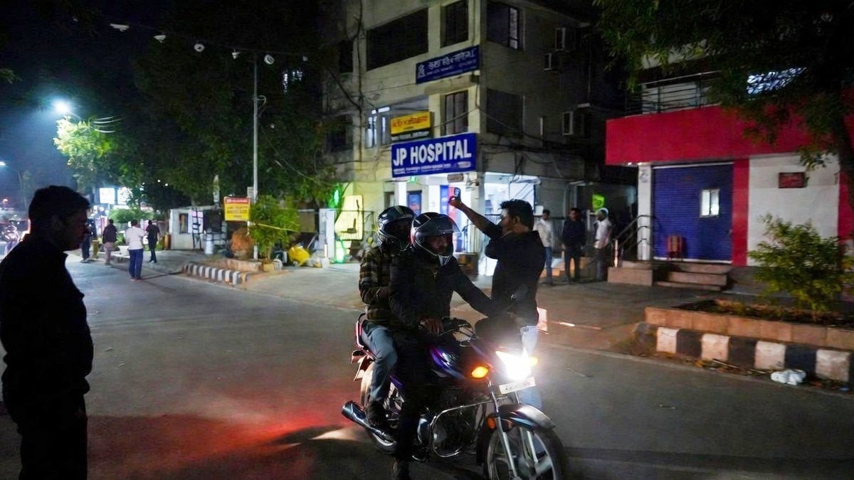 भोपाल में मोबाइल लुटेरों के हौसले बुलंद.(Photo:AI Generated)