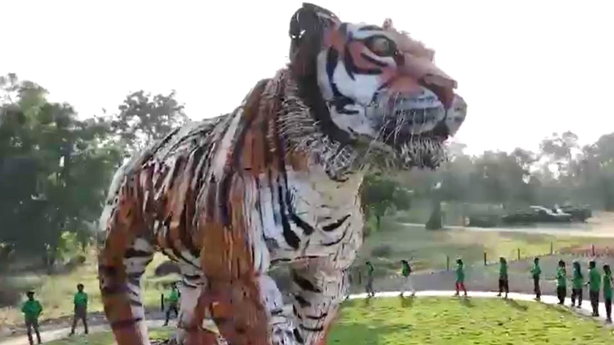 कबाड़ से बनाया बाघ का स्टेच्यू.(Photo:Screengrab) 