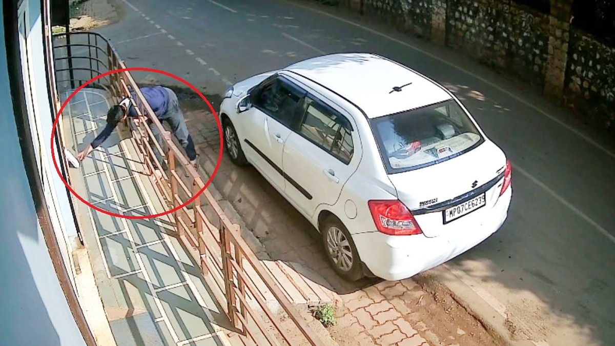 CCTV फुटेज के बाद युवक ने मांगी माफी.(Photo:Screengrab)