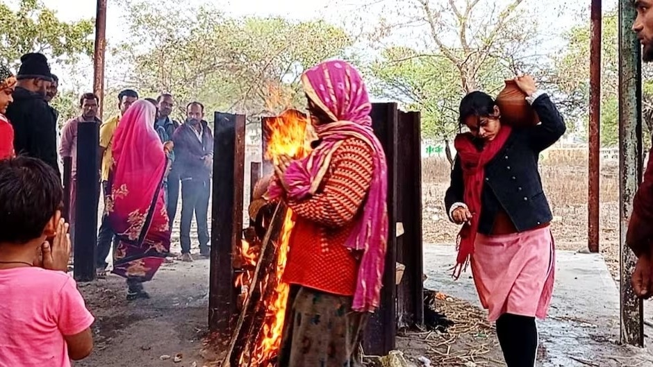 women perform last rites in Hinduism