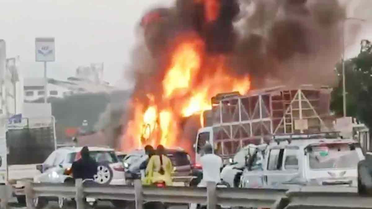 पुणे में बड़ा सड़क हादसा, ट्रक ने छह वाहनों को मारी टक्कर, 8 लोग जिंदा जले