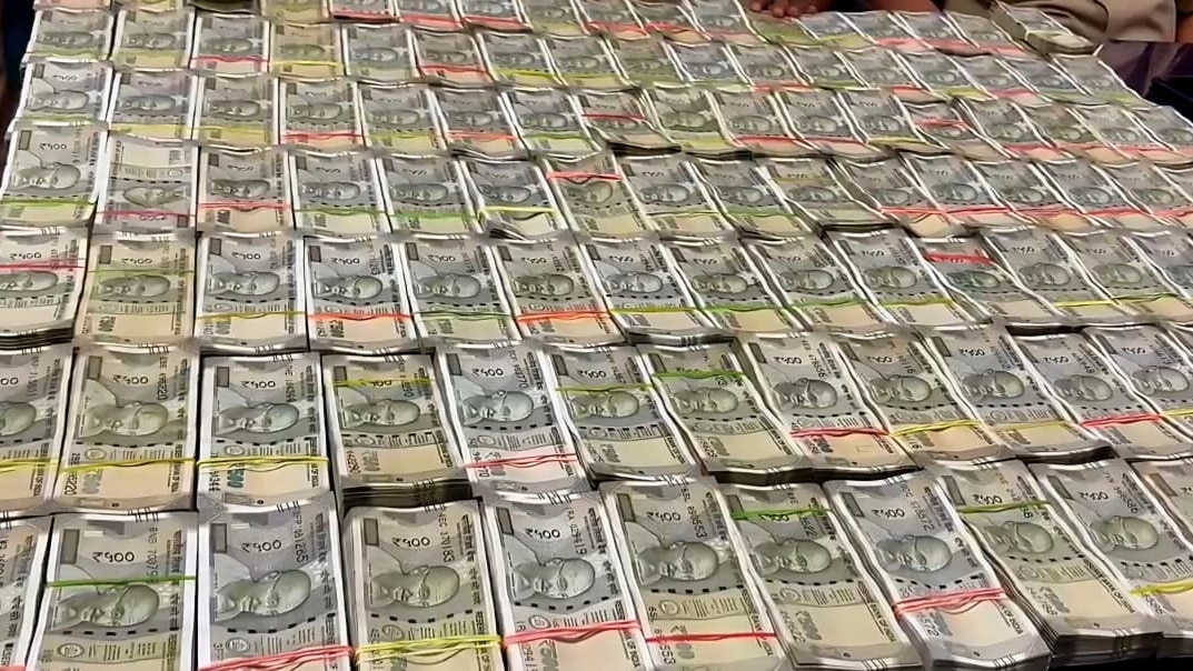 फुट ओवर ब्रिज पर चेकिंग में मिला संदिग्ध युवक.(Photo: Uday Gupta/ITG)