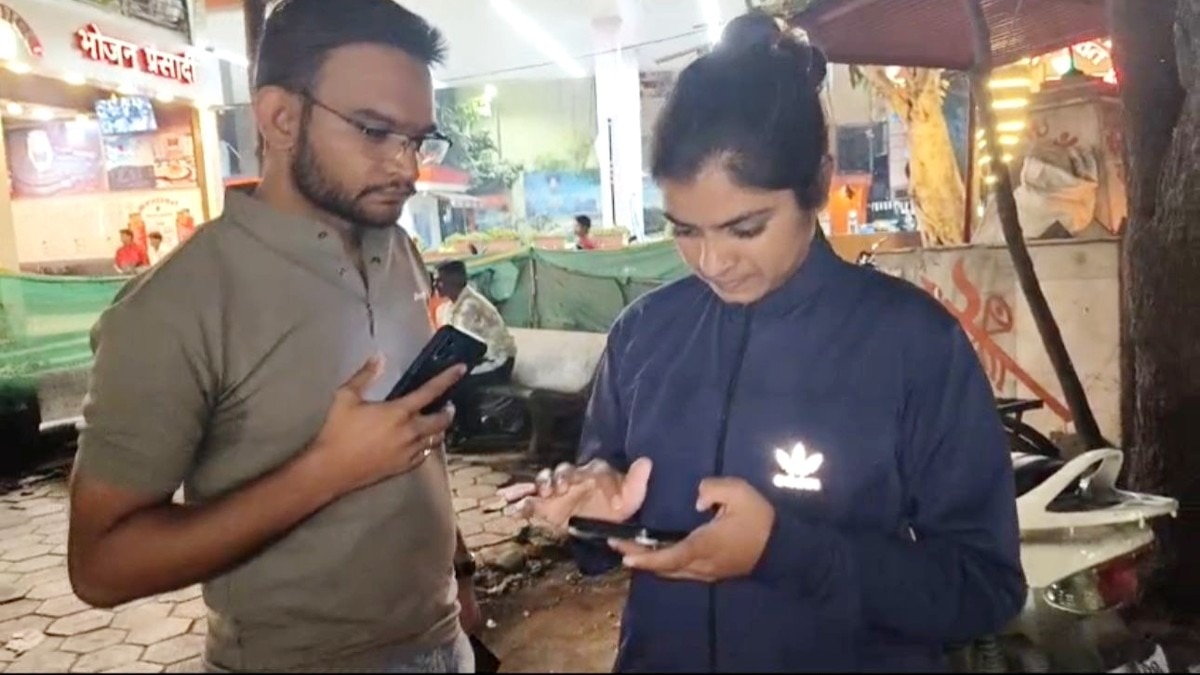 अभ्यर्थी नैना मुजाल्दे और मनीष पाटीदार.(Photo:ITG)