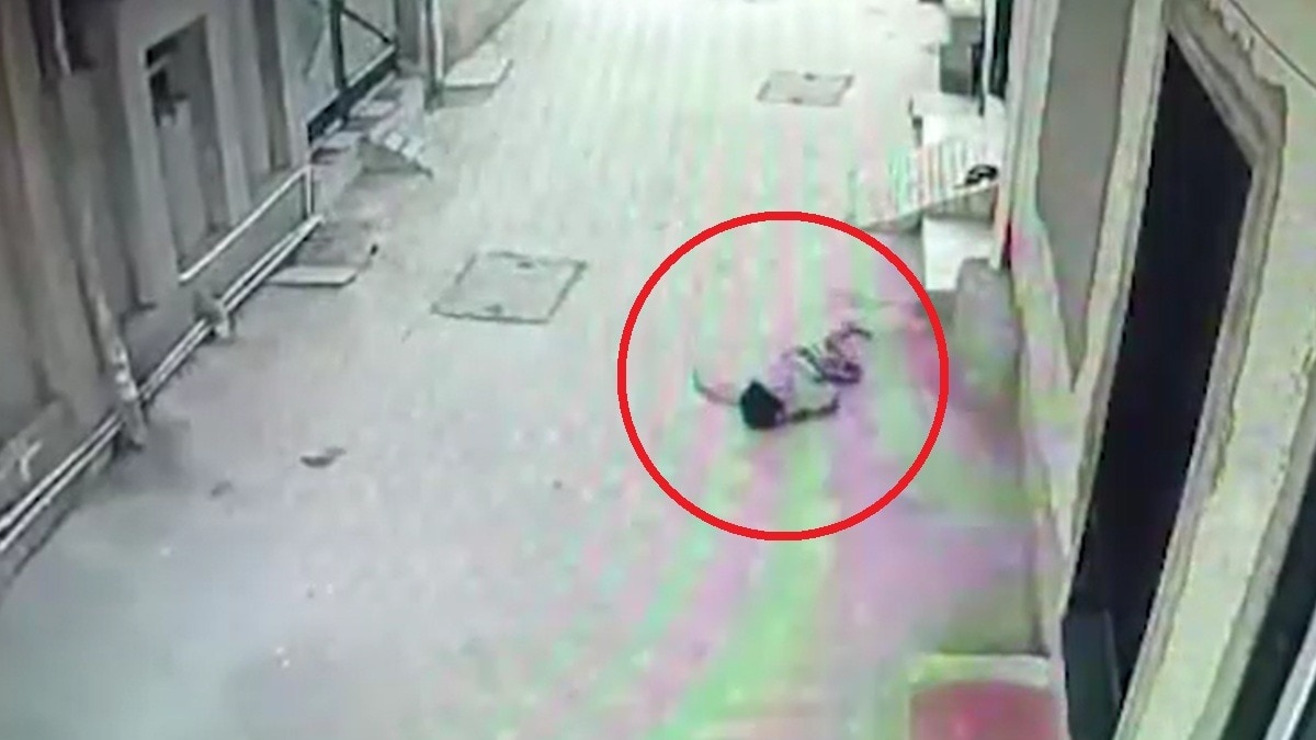 यह पूरी दर्दनाक घटना सीसीटीवी कैमरे में भी कैद हो गई.(Photo:Screengrab)