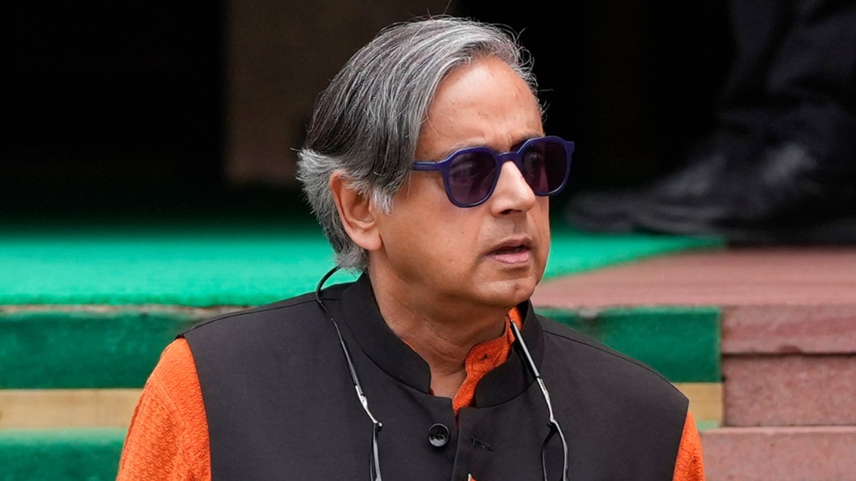 कांग्रेस सांसद शशि थरूर ने कहा कि चुनाव कई कारकों का मिश्रण होता है, इसलिए सबकी जांच आवश्यक है (Photo: PTI)