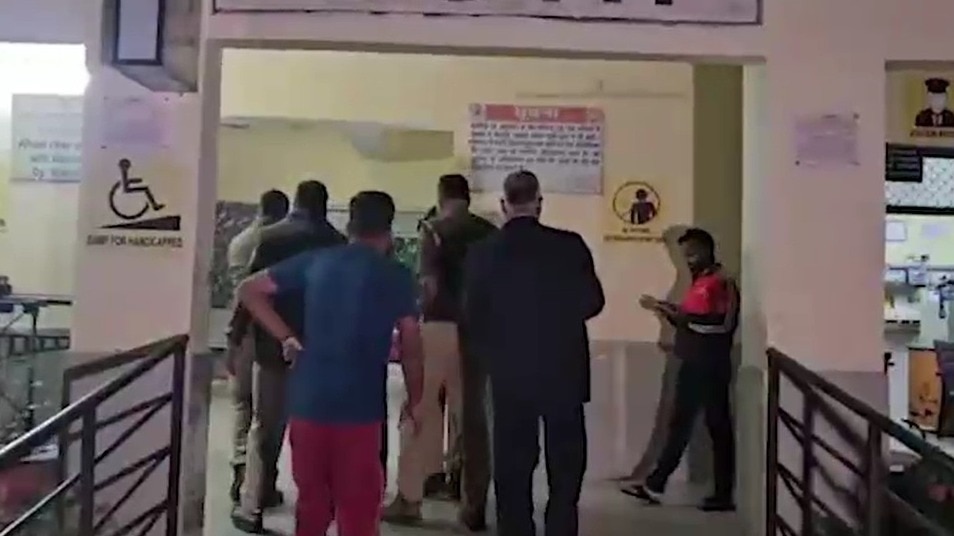 झांसी स्टेशन पर घायलावस्था में मिला युवक. (Photo: Screengrab)