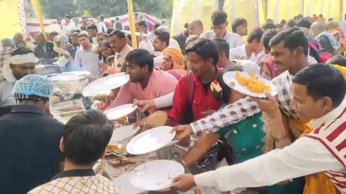 चाऊमीन खाने की लोगों में मची होड़. (Photo: Screengrab)