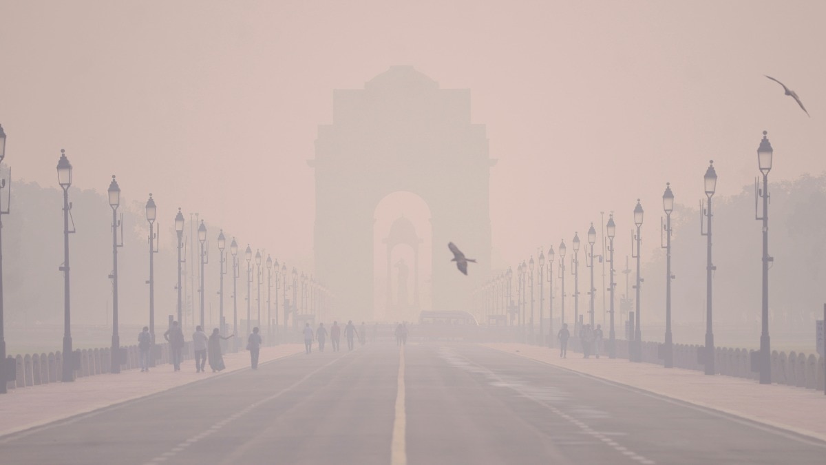 दिल्ली-एनसीआर में घना स्मॉग, इंडिया गेट हुई ओझल... कई इलाकों में AQI 350 पार
