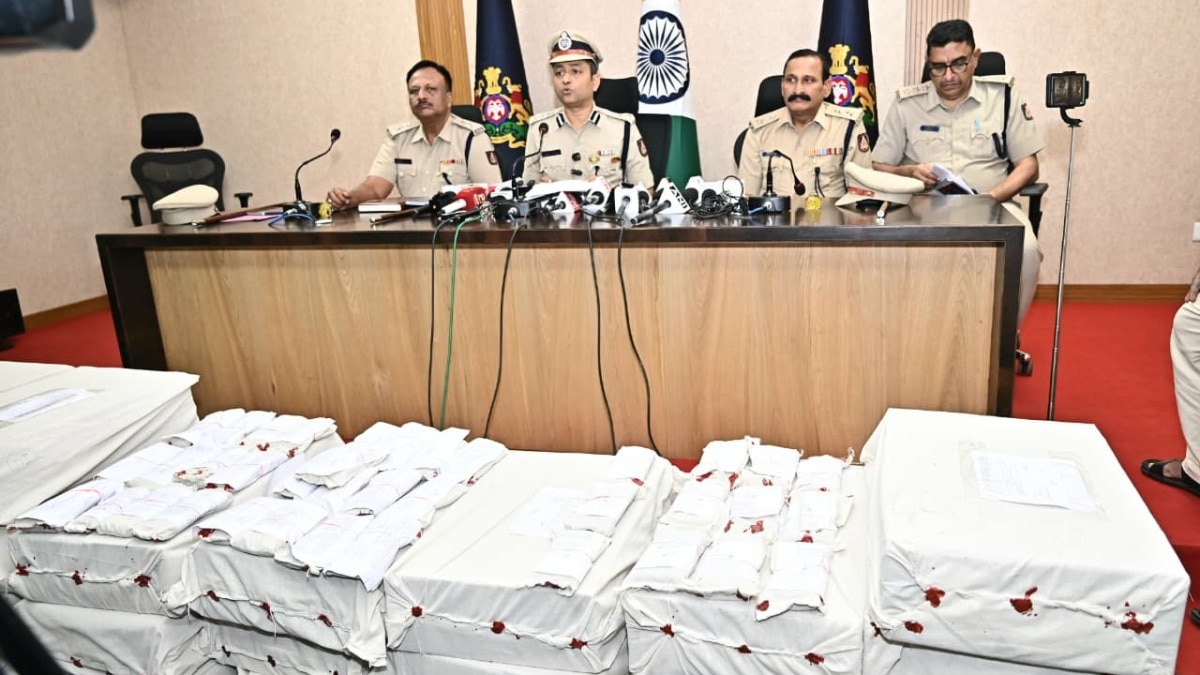 गैंग के बारे में जानकारी देती पुलिस और जब्त लैपटॉप. (Photo: Sagay Raj/ITG)