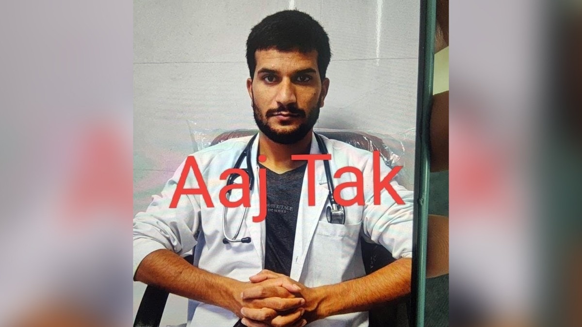 Delhi Blast: डॉक्टर वाला सफेद कोट, गले में आला... दिल्ली के लाल किले ब्लास्ट के आरोपी उमर की नई तस्वीर