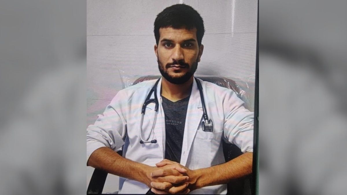 डॉक्टर वाले कपड़े में आतंकी उम्र की तस्वीर सामने आई है. (Photo: ITG)