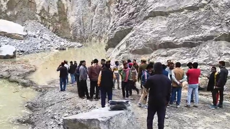 सोनभद्र में पत्थर खनन के दौरान हादसा हुआ है. (Photo- ITG)