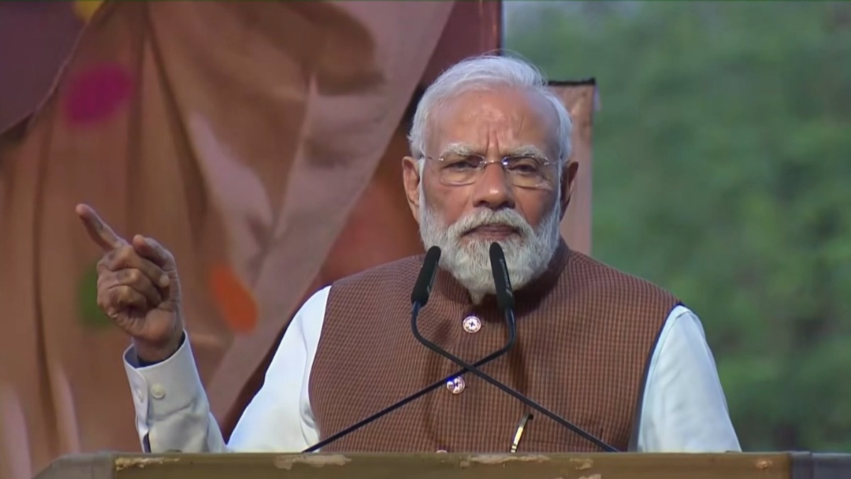 पीएम मोदी ने सूरत एयरपोर्ट पर बिहार के प्रवासियों को संबोधित किया. (Photo- X/BJP)