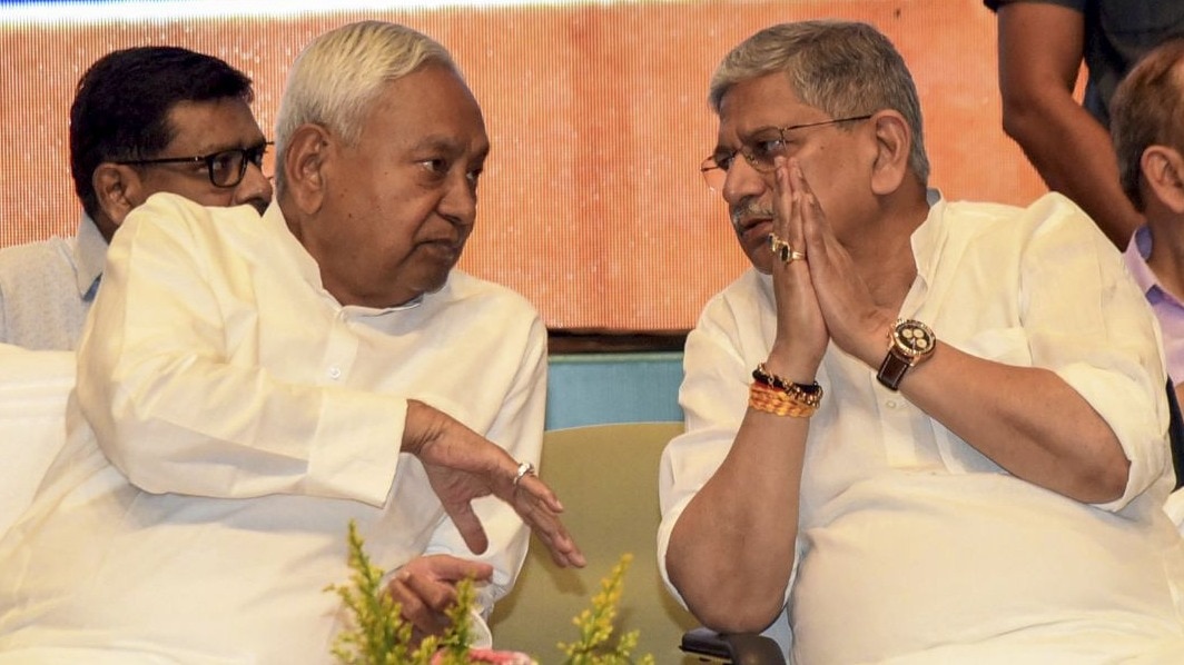 ललन सिंह को सूली पर चढ़ाकर नीतीश कुमार एक तीर से, एक साथ, तीन निशाने साध रहे हैं.