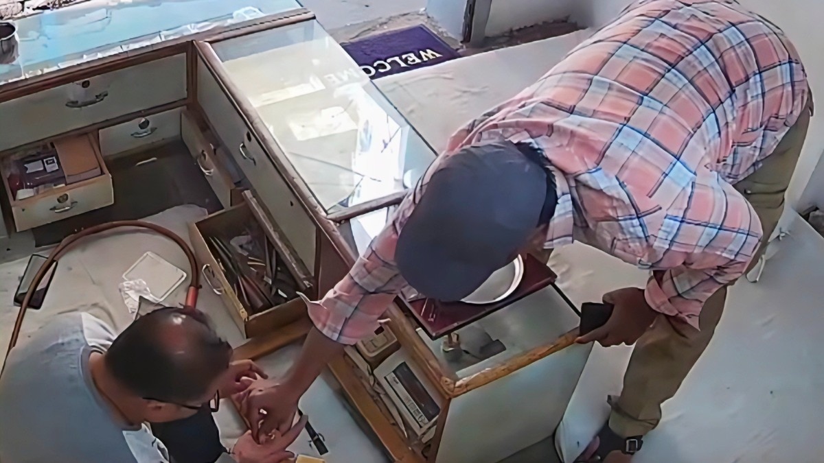 दुकान में ग्राहक बनकर पहुंचा आरोपी.(Photo: Vishal Sharma/ITG)