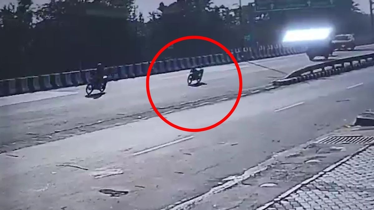 डिवाइडर से टकराकर सड़क पर गिरे पिता-पुत्र. (Photo: Screengrab)