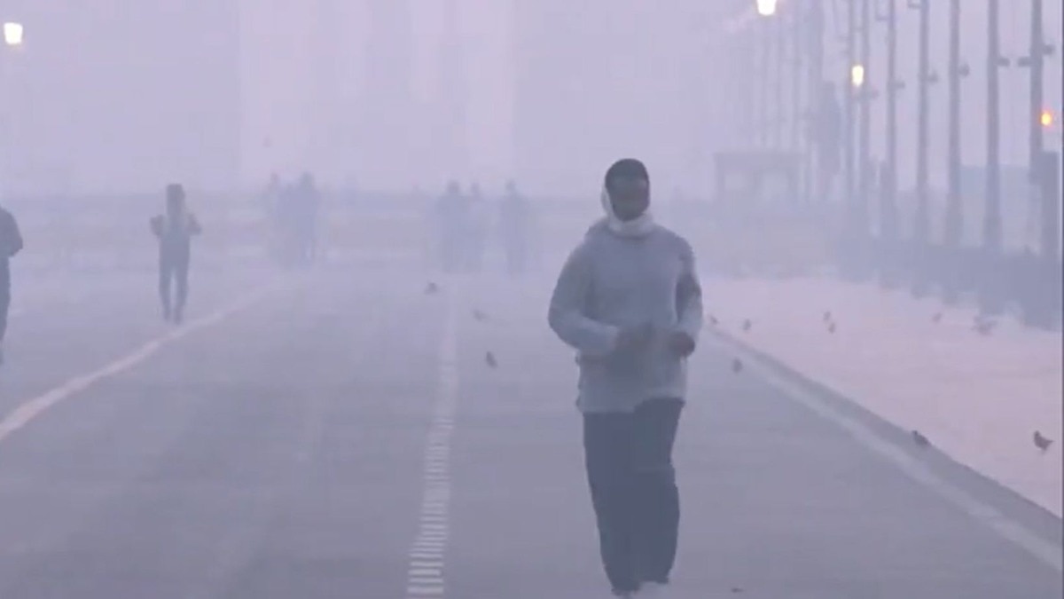 बढ़ती ठंड बढ़ा रही सांस के लिए मुसीबत, 370 AQI में जॉगिंग कर रहे दिल्लीवासी, आज भी बुरा हाल