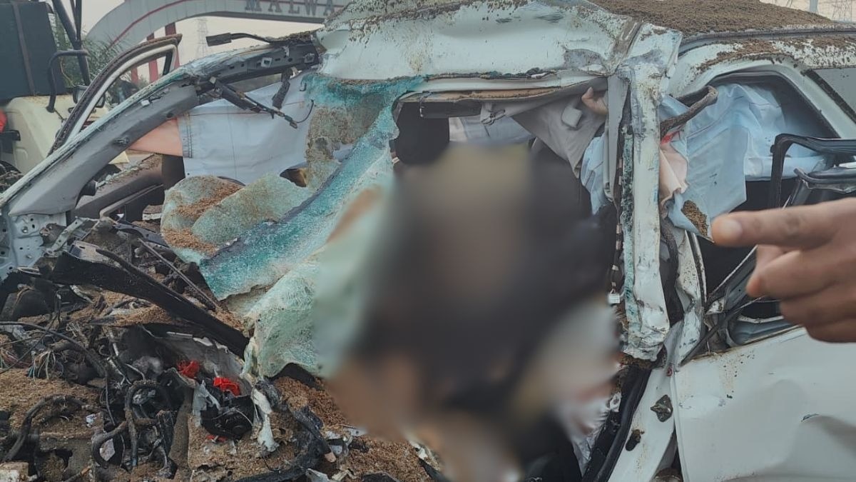 रेत से भरी ट्रॉली से टकराई कार. (Photo: ITG)