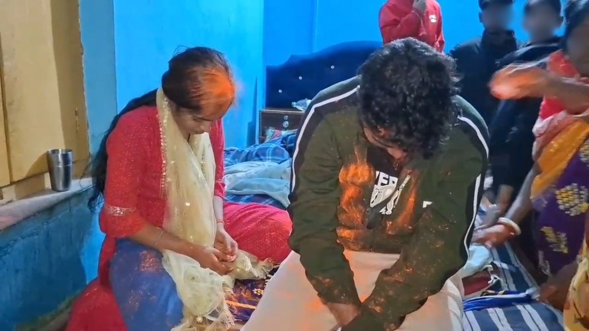 पहले पीटा, फिर प्रेमिका की मांग में भरवाया सिंदूर. (Photo: Screengrab)