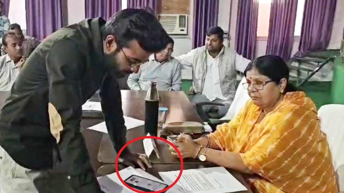 मेयर के सामने मोबाइल पर रिश्वत की बातचीत.(Photo:Screengrab) 