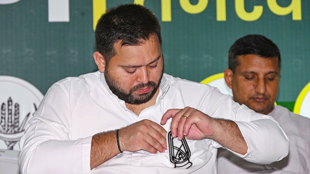 M-Y की खुमारी में डूबे तेजस्वी यादव ने बिहार चुनाव में दलित और सवर्ण दोनों की संवेदना समझने में भूल कर दी. (Photo: PTI)