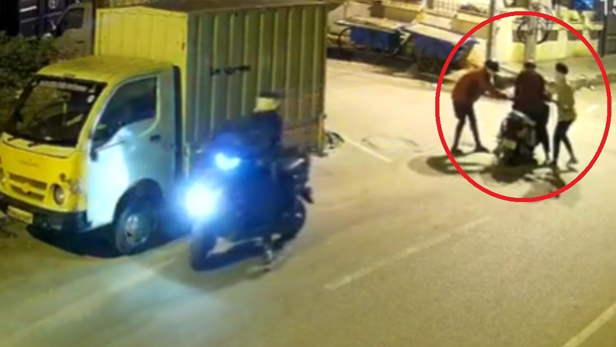 बेंगलुरु में स्कूटी सवार को चलती गाड़ी से गिराकर लूटा.(Photo:Screengrab)