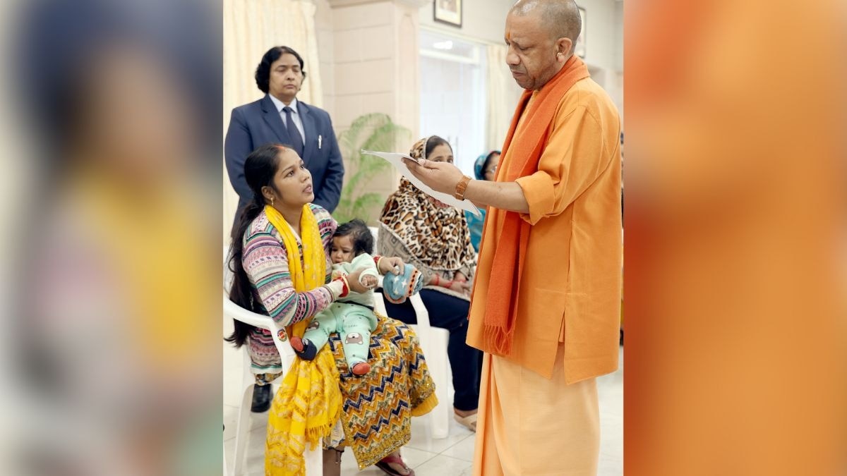 जनता दर्शन में महिला की समस्या सुनते सीएम योगी (फोटो: यूपी सूचना विभाग)