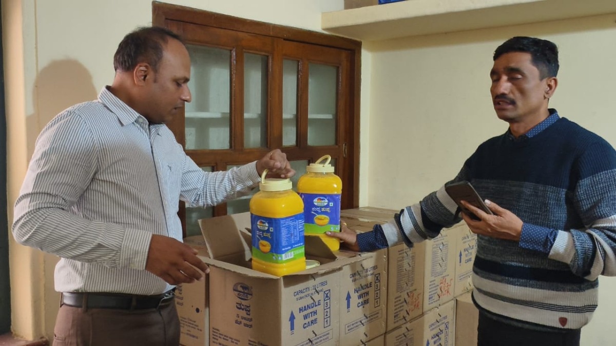 बेंगलुरु में नकली घी के रैकेट का भंडाफोड़.