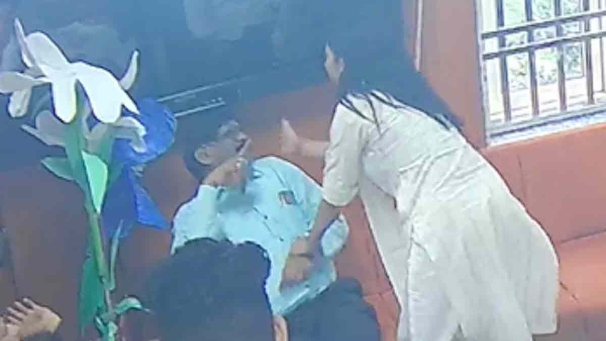 DU ने DUSU जॉइंट सेक्रेट्री दीपिका झा को दो महीने के लिए निलंबित किया, प्रोफेसर से मारपीट मामले में बड़ी कार्रवाई