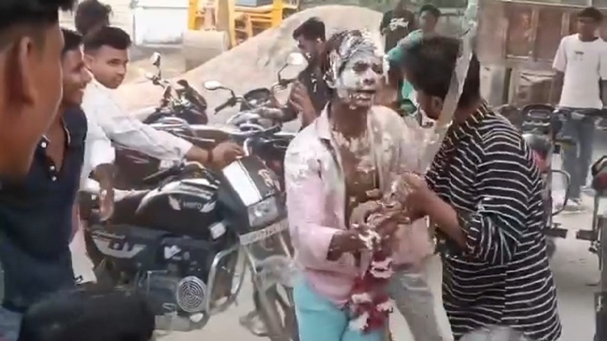 सोशल मीडिया पर वीडियो वायरल हो गया है. (Photo: Screengrab)