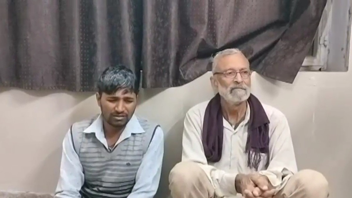 रिश्वत लेते गिरफ्तार लाइनमैन और दलाल. (Photo: Screengrab)