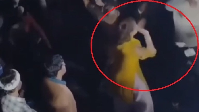 नूंह में महिला डांसरों के डांस के दौरान बवाल. (Photo: Screengrab)