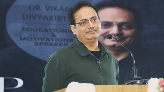  Drishti IAS के फाउंडर विकास दिव्यकीर्ति ने उम्मीदवारों को इंटरव्यू में कपड़ों से जुड़ी अहम सलाह दी हैं, जो इस चरण में काफी उपयोगी मानी जाती हैं. ( Photo: divyakirti.vikas)