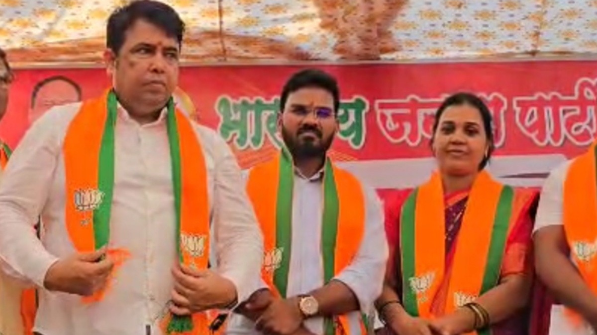 बीच में खड़े काशीनाथ चौधरी.(Photo:Screengrab)